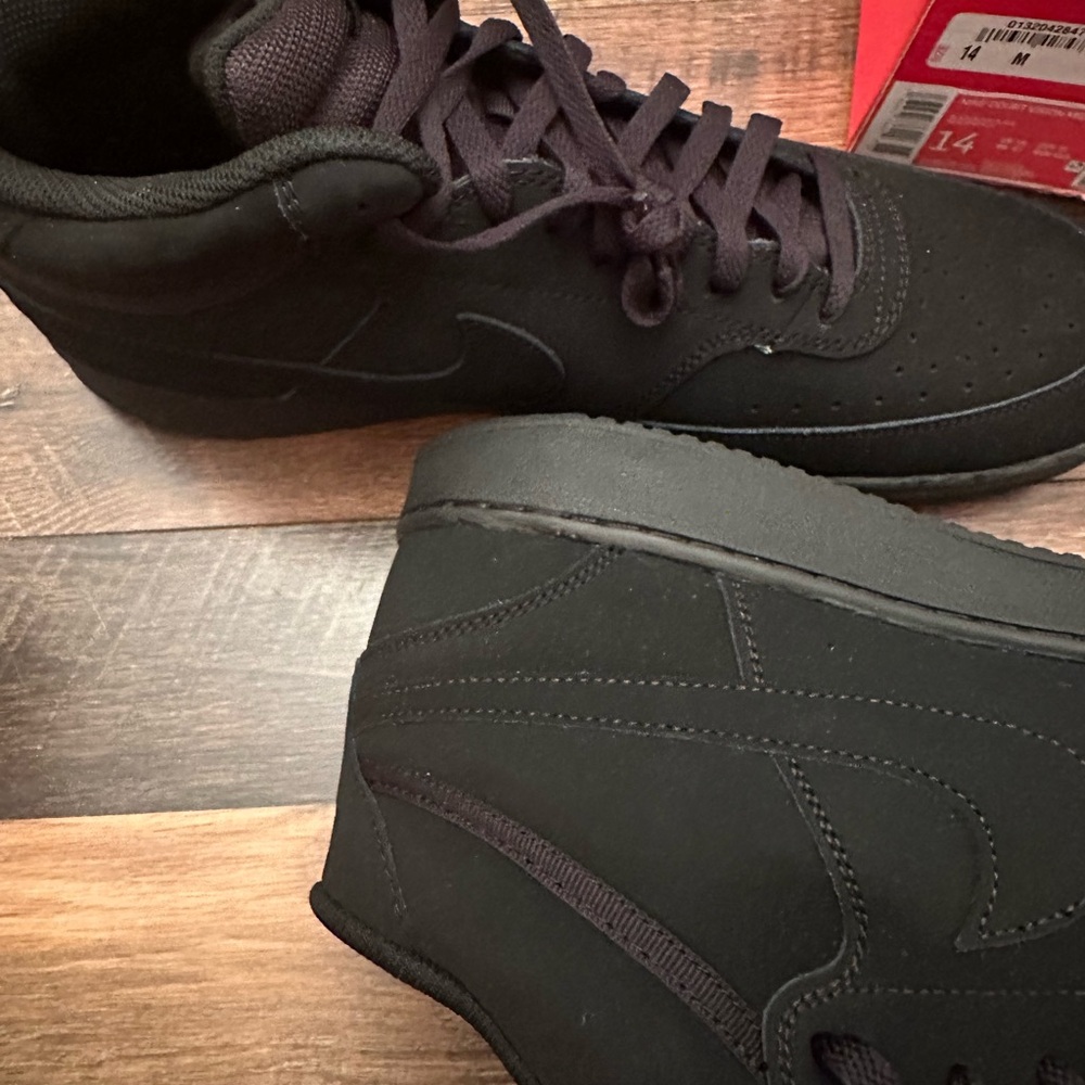 Nike shoes - Picture 2 of 5